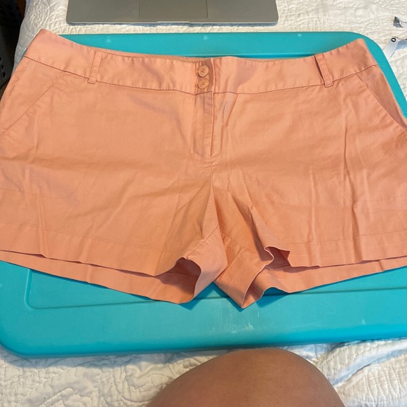 The limited shorts- easy flat front 🌸 bundle and save - Picture 1 of 4